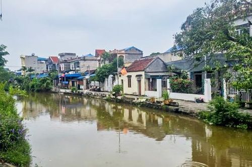 Người phụ nữ ôm con 5 tháng tuổi nghi nhảy sông: Người mẹ được cứu sống