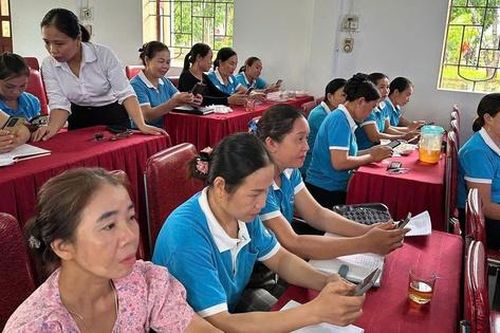 Trao 'chìa khóa' chuyển đổi số cho cán bộ Hội LHPN xã Mường Ham