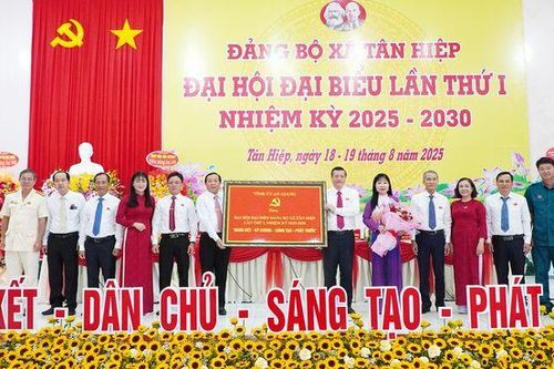 Đồng chí Trần Thị Thanh Hương dự và chỉ đạo Đại hội Đảng bộ xã Tân Hiệp