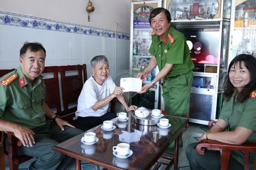 Công an tỉnh An Giang bàn giao 2 căn nhà Tình nghĩa