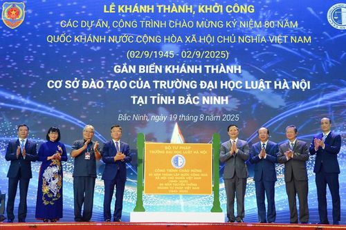 Phó Thủ tướng Lê Thành Long gắn biển công trình cơ sở đào tạo Trường Đại học Luật Hà Nội tại Bắc Ninh
