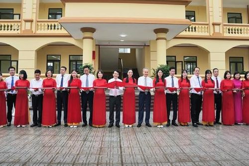 Phường Tam Sơn gắn biển công trình nhà lớp học chào mừng đại hội Đảng các cấp