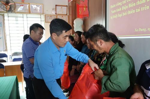 Ủy ban MTTQ Việt Nam tỉnh trao quà hỗ trợ người dân Xa Dung