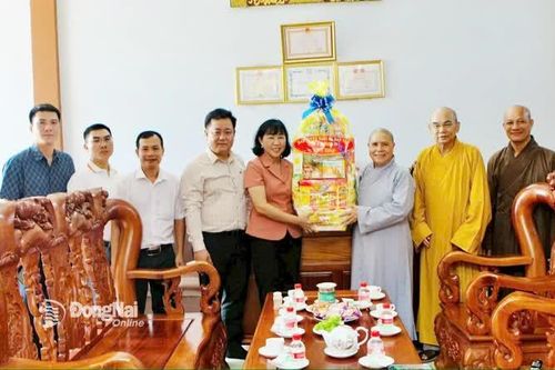 Ban Tuyên giáo và Dân vận Tỉnh ủy Đồng Nai thăm, tặng quà các chư tôn đức tăng, ni