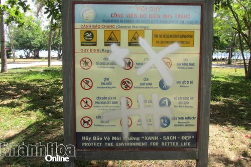 Bảng nội quy công viên bờ biển bị bôi bẩn