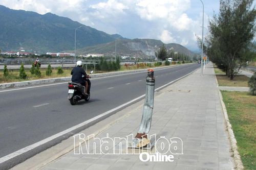 Cần sớm dựng lại trụ đèn chiếu sáng