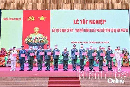 Lễ tốt nghiệp của học viên đào tạo sĩ quan chỉ huy tham mưu thông tin cấp phân đội khóa 28