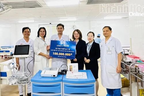 Công ty Cổ phần Đầu tư VCN trao tặng thiết bị y tế cho Bệnh viện Đa khoa Khánh Hòa