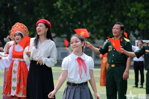 Ra mắt MV 'Viết tiếp câu chuyện hòa bình' bằng 13 ngôn ngữ
