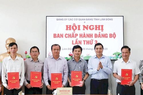 Học tập và làm theo Bác gắn với xây dựng, chỉnh đốn Đảng