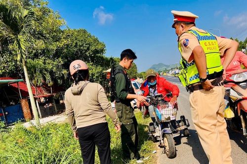 Ứng cứu kịp thời người đàn ông sắp rơi xuống hồ nước sâu