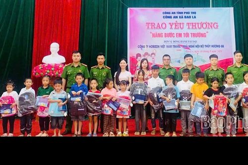 Tặng quà cho học sinh có hoàn cảnh khó khăn xã Bao La