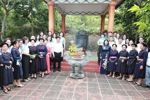 Đoàn Chủ tịch Trung ương Hội Liên hiệp Phụ nữ Việt Nam hoạt động về nguồn tại xã Chiêm Hóa