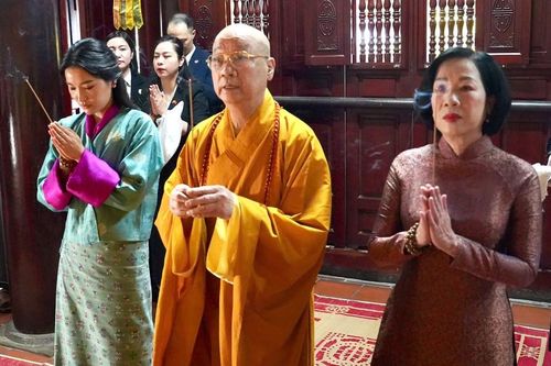 Hà Nội: Phu nhân Chủ tịch nước cùng Hoàng hậu Bhutan thăm chùa Trấn Quốc