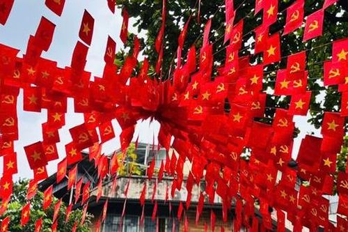Hà Nội rực rỡ cờ hoa trong ngày thu tháng Tám lịch sử