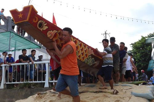 Hăng say luyện tập, trai bơi Đông Thành sẵn sàng cho lễ hội đua, bơi thuyền truyền thống trên sông Kiến Giang năm 2025