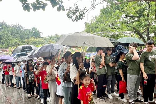 Dòng người xếp hàng dưới mưa vào lăng viếng Bác dịp lễ Quốc khánh 2/9