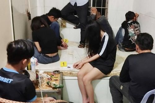 An Giang: Bắt quả tang 11 nam, nữ 'bay lắc' trong phòng trọ