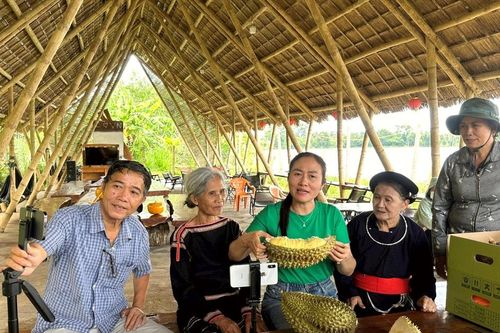 Đắk Lắk: Nữ Bí thư xã sẽ cùng người dân livestream bán sầu riêng