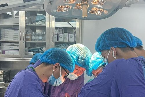 Đau bụng bất thường, phát hiện khối u thận khổng lồ xâm lấn mạch máu
