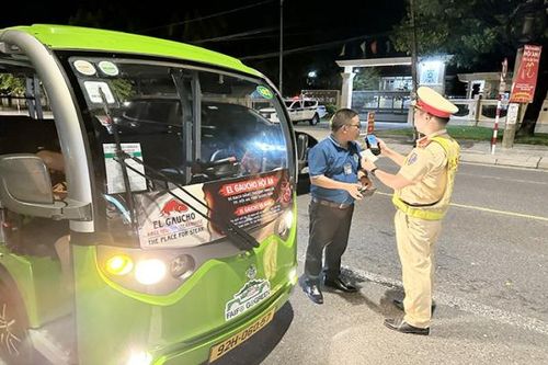 Lộn xộn xe điện phục vụ du khách ở phố cổ Hội An