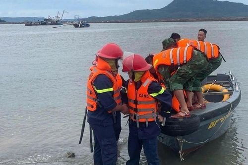 Lật úp bè chở 17 người ở Quảng Ninh do dông lốc, 2 người tử vong: Tiết lộ về thời điểm kinh hoàng, bức ảnh hiện trường cứu nạn đầy ám ảnh