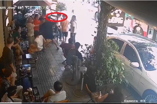 Nhắc nhở đỗ xe trước cửa quán, hai cha con bị nhóm người đi 'xe sang' hành hung, camera ghi lại gì?
