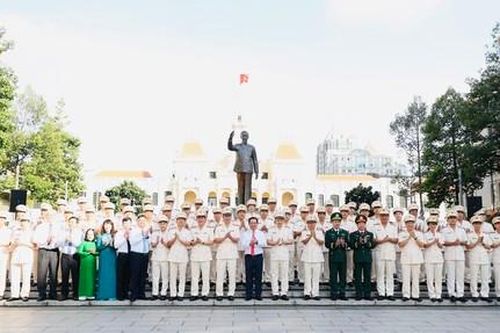 Đoàn đại biểu TPHCM tưởng niệm Chủ tịch Hồ Chí Minh nhân kỷ niệm 80 năm ngày Truyền thống CAND