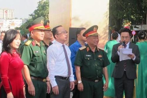 Triển lãm ảnh 'Từ kỷ nguyên độc lập, thống nhất đất nước đến kỷ nguyên vươn mình của dân tộc'