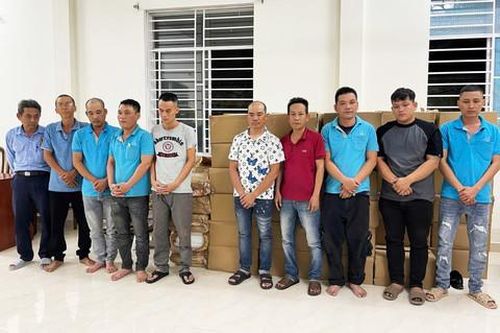 Nhóm nhân viên bắt tay 'rút ruột' hàng chục tấn sáp của công ty