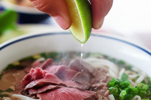 Vắt chanh vào phở bò có tác dụng bất ngờ gì?