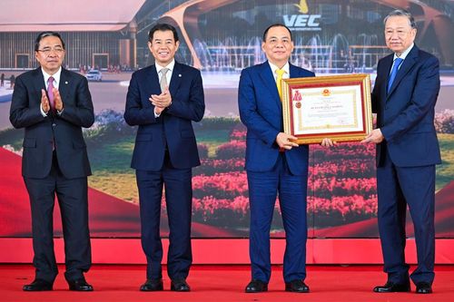 Tập đoàn Vingroup được trao Huân chương Lao động hạng Nhất