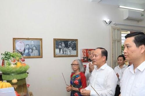 Chủ tịch HĐND TP Hà Nội Nguyễn Ngọc Tuấn thăm gia đình đồng chí Nguyễn Khang