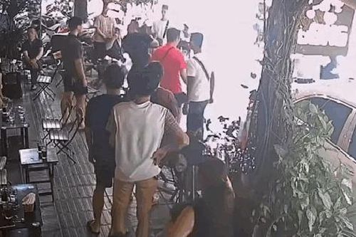 Hà Nội: Đỗ xe sang chắn trước cửa quán cà phê, tài xế lao vào nhà đánh người khi bị nhắc nhở
