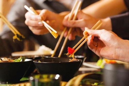 Những kiêng kỵ khi dùng đũa ăn bạn nên biết để tránh năng lượng xấu kéo tới