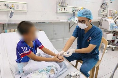 Bé 9 tuổi ở Hưng Yên hôn mê sâu, nguy kịch vì uống nhầm Methadon