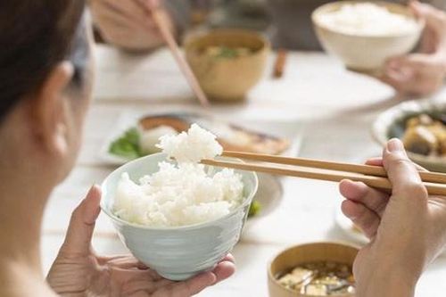 Ăn cơm có béo hơn ăn bún, phở?