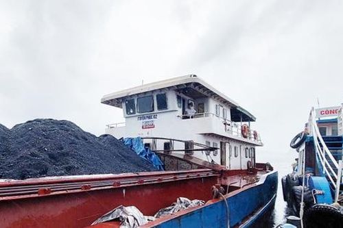 Va trúng đá ngầm trên biển, tàu hàng bị đắm, 5 nạn nhân thoát nạn