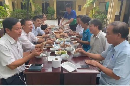 Video cán bộ thú y ở Huế ăn giò lợn, tuyên truyền người dân sử dụng thịt an toàn