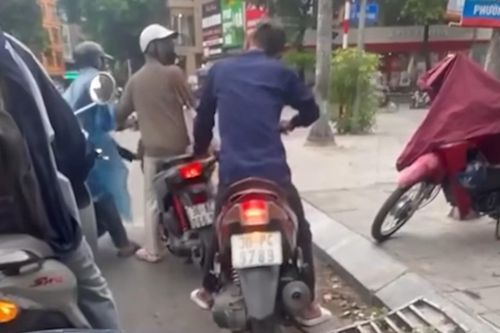 Dàn cảnh va chạm giao thông để 'cuỗm' Iphone