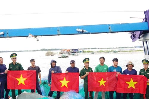 Bộ đội đồng hành cùng ngư dân: Thêm gắn kết, thêm niềm tin bám biển