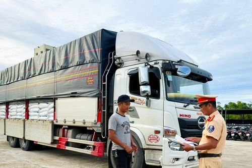 Huế: Phát hiện hàng chục tấn đường trắng không rõ nguồn gốc