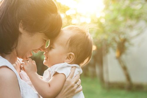 Một đứa trẻ - của mẹ và trong vòng tay cộng đồng