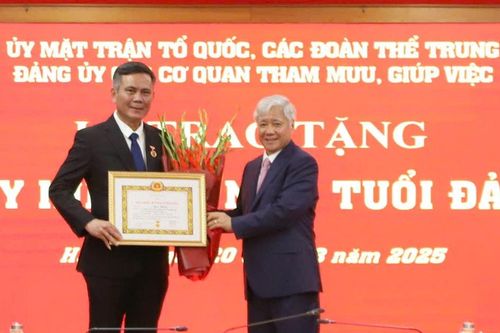 Đồng chí Đỗ Văn Chiến trao Huy hiệu 30 năm tuổi Đảng cho Phó Bí thư Đảng ủy MTTQ, các đoàn thể Trung ương Trần Thắng