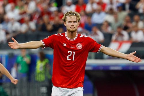 Khát nhân tài, MU tính chiêu mộ cầu thủ từng khắc logo Arsenal
