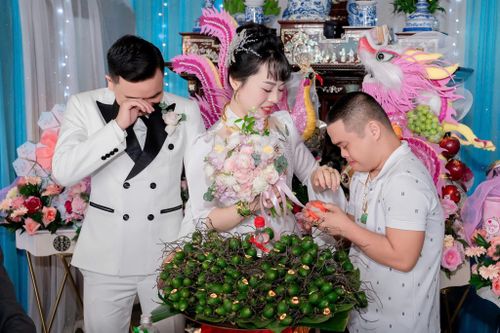 Cô dâu bật khóc trước quà cưới của anh trai bị bệnh Down