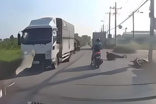 Xe tải hất ngã người đi xe máy xuống đường ở TP.HCM