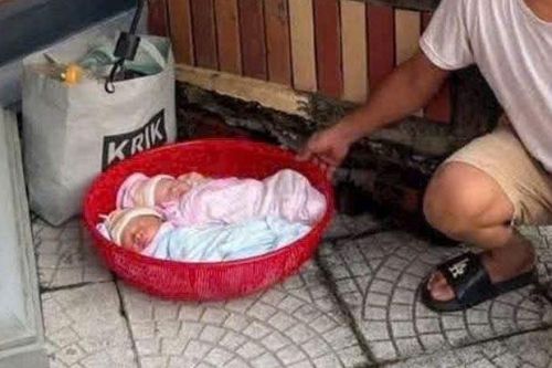 Hai bé sơ sinh đặt trong lồng bàn bị bỏ rơi trước cổng chùa