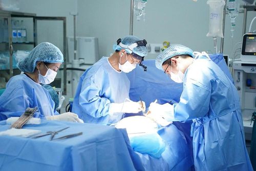 Cắt bỏ khối u khổng lồ, giành lại sự sống cho cụ ông 75 tuổi