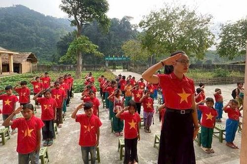 Gieo chữ nơi biên viễn: Tấm lòng người thầy, người cô